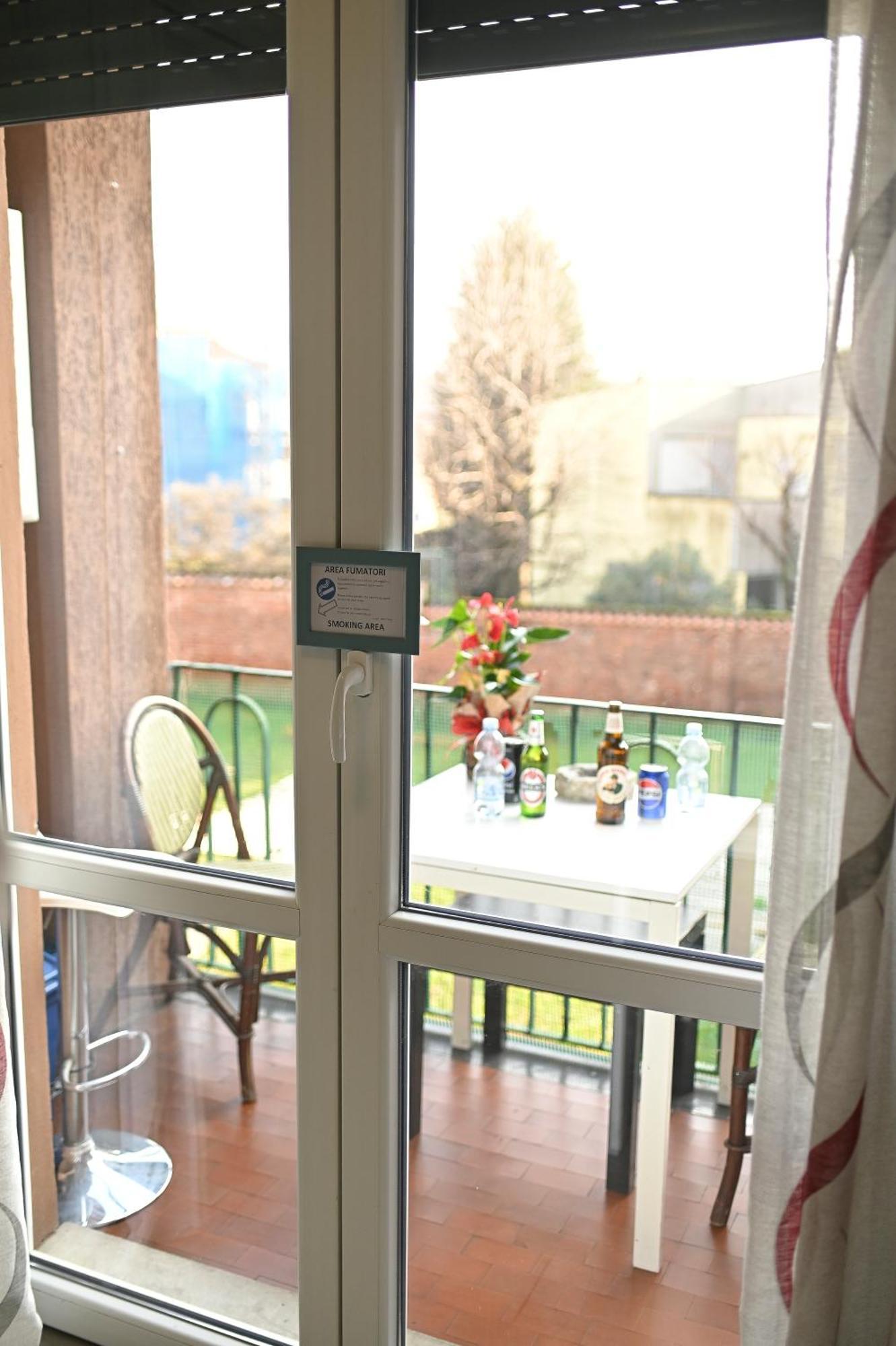 La Gloria Rho Private Rooms Only Exterior photo